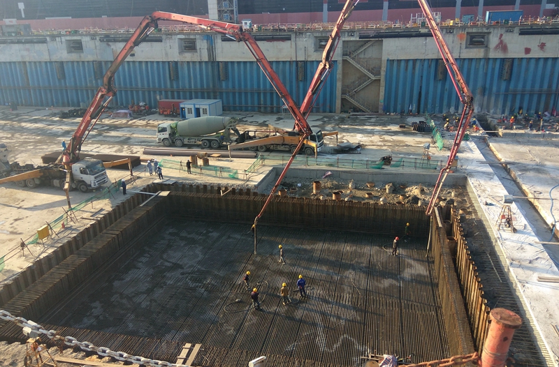 2 二公司长兴船坞项目部提前半个月完成节点目标，图为挂陀臂坑混凝土浇筑-周飞.jpg