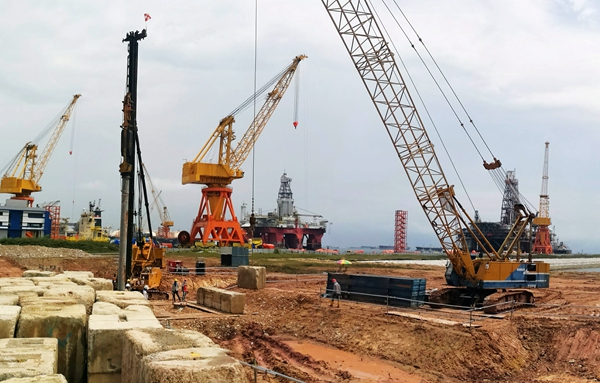 2 日前，新加坡大士南新建船厂三期码头工程正式开工。图文三期码头打桩现场2-陈曦灵.jpg
