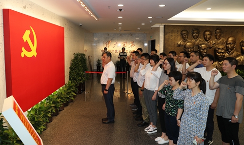 1 七一前夕，二公司党委组织新党员赴中共一大会址进行入党宣誓-刘群.JPG