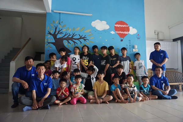 二公司马来西亚船坞项目党支部部探访当地孤儿院2.JPG