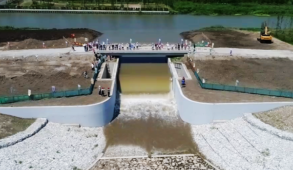 光明田缘中心湖区通水.png