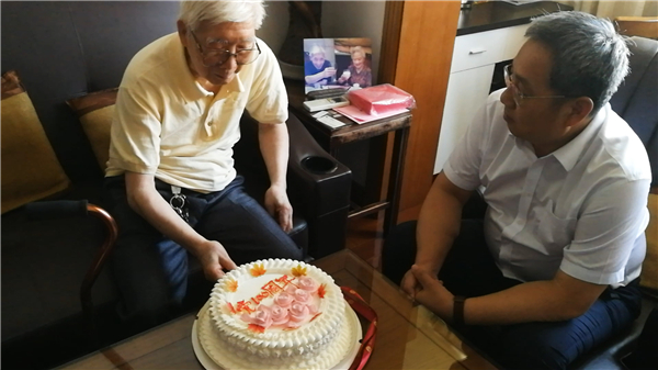 二公司老党员潘树荣定制“建党100周年”生日蛋糕，为党的百岁生日送去祝福.jpg