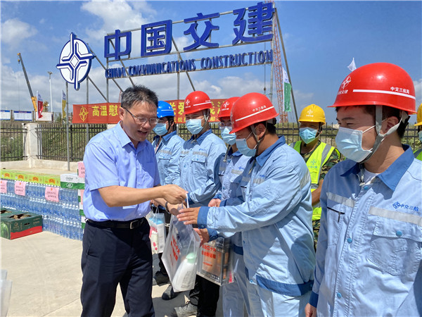1.市总工会张得志、三航局党委副书记傅瑞球在长兴2号坞现场慰问 (3).jpg