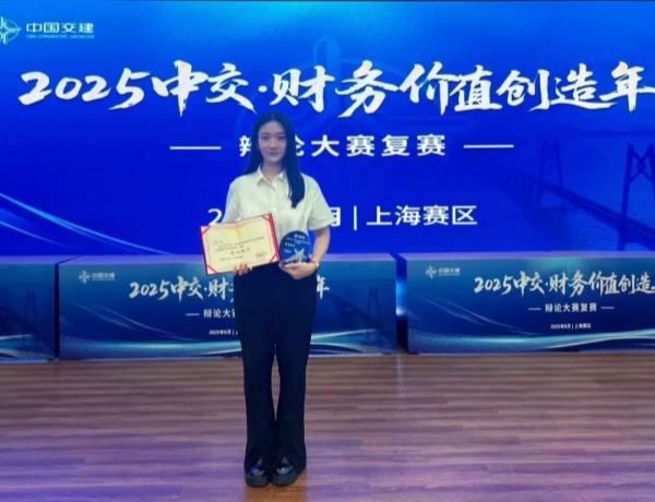 杨冰2.jpg